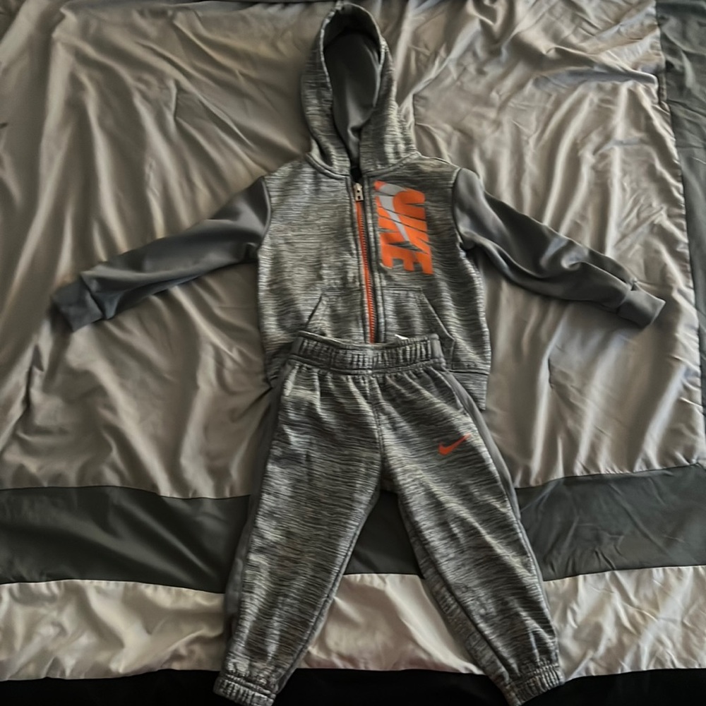 Nike sweatsuit size 2T